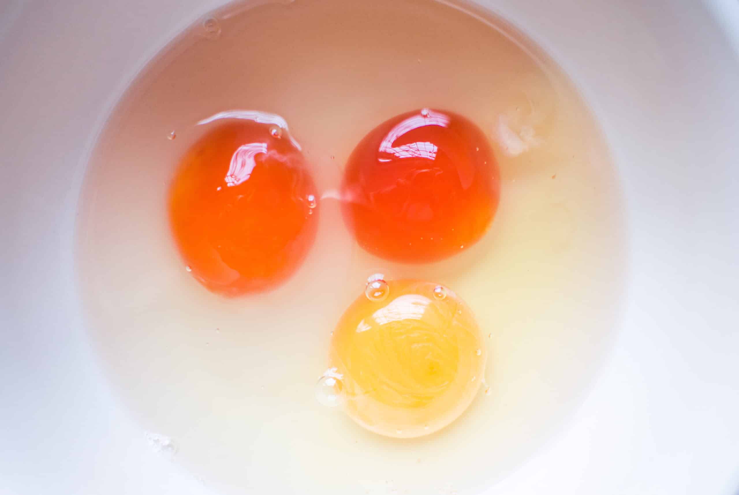 znaczenie czerwonej plamki na jajku.
